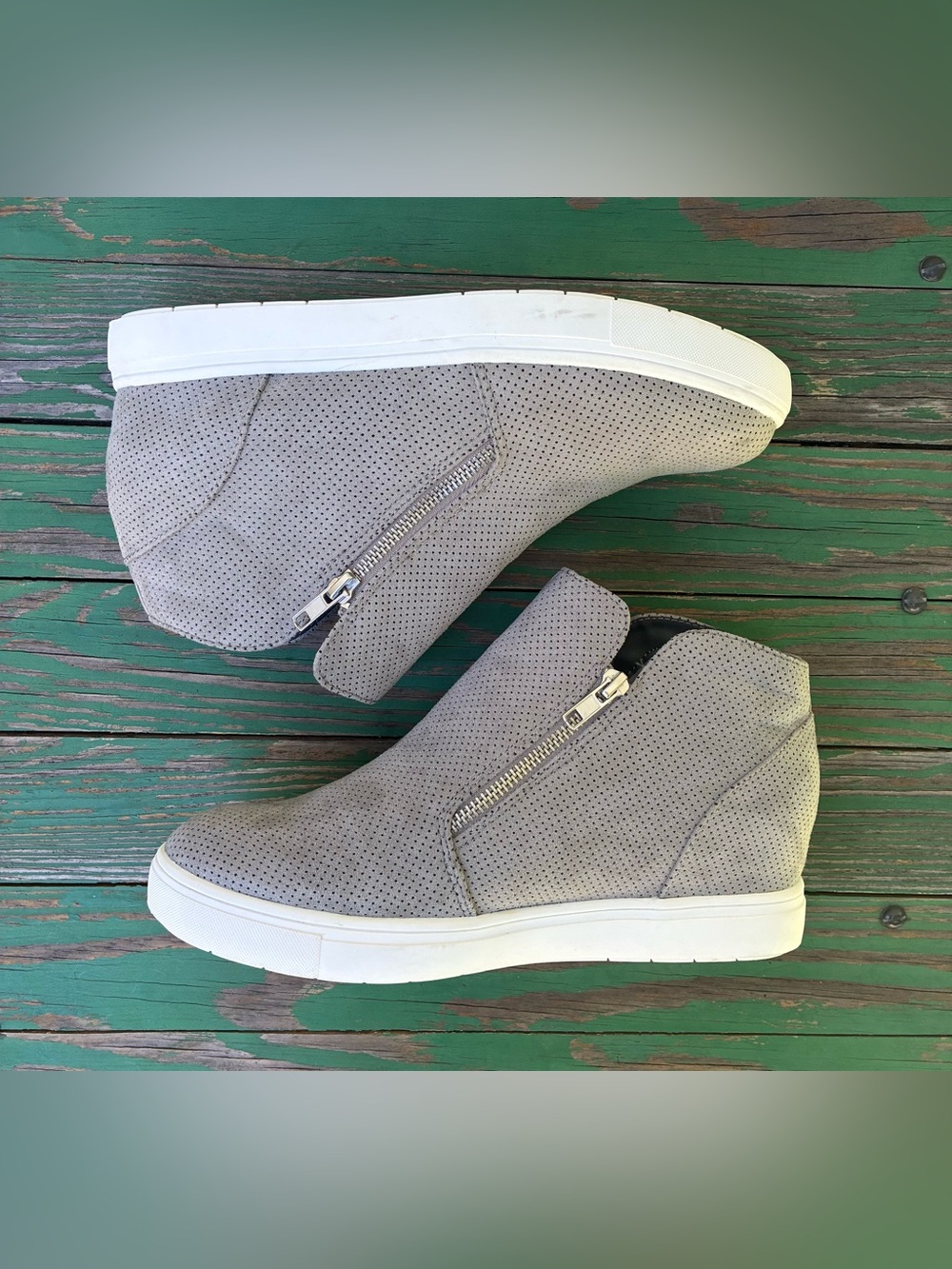 Cushionaire Hart Sz 10 Womens Hidden Wedge Shoes Gray Sneakers